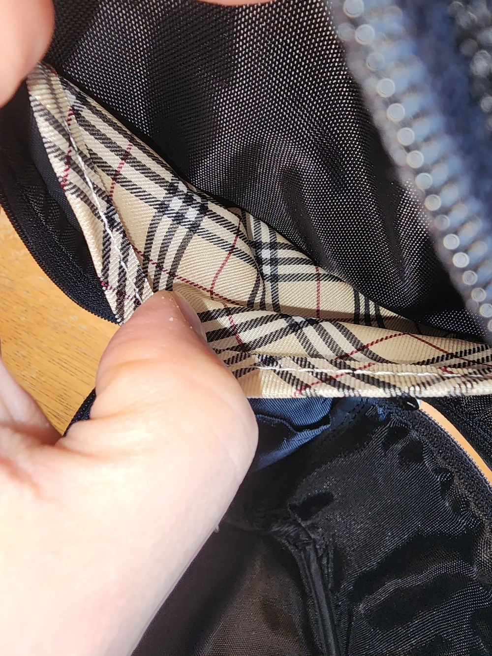 black Burberry vanity Nylon pouch and features a branded metal plate & Novacheck